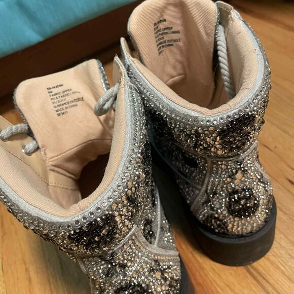 Betsey Johnson Silver Skull Boots! Size 8 - Picture 4 of 4